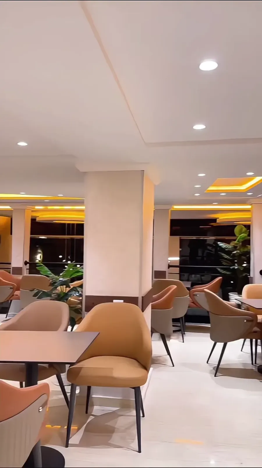Salle de Café Ici le Caire avec tables en bois