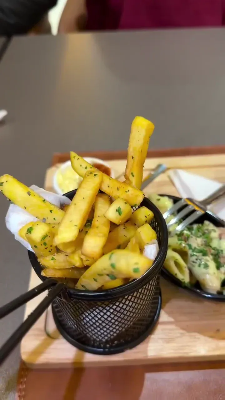 Assiette de frites servie au restaurant