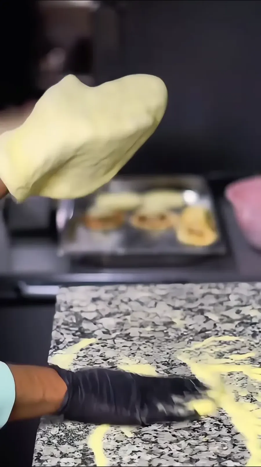 Préparation de pâte à pizza au comptoir