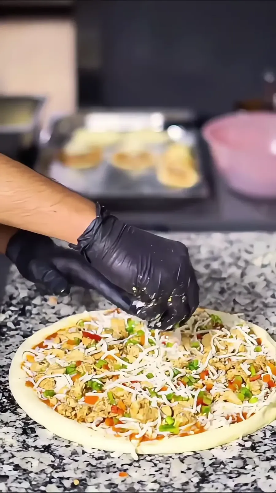 Pizza servie sur une planche en bois
