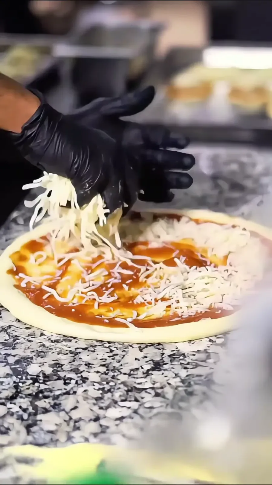 Préparation d’une pizza devant le four