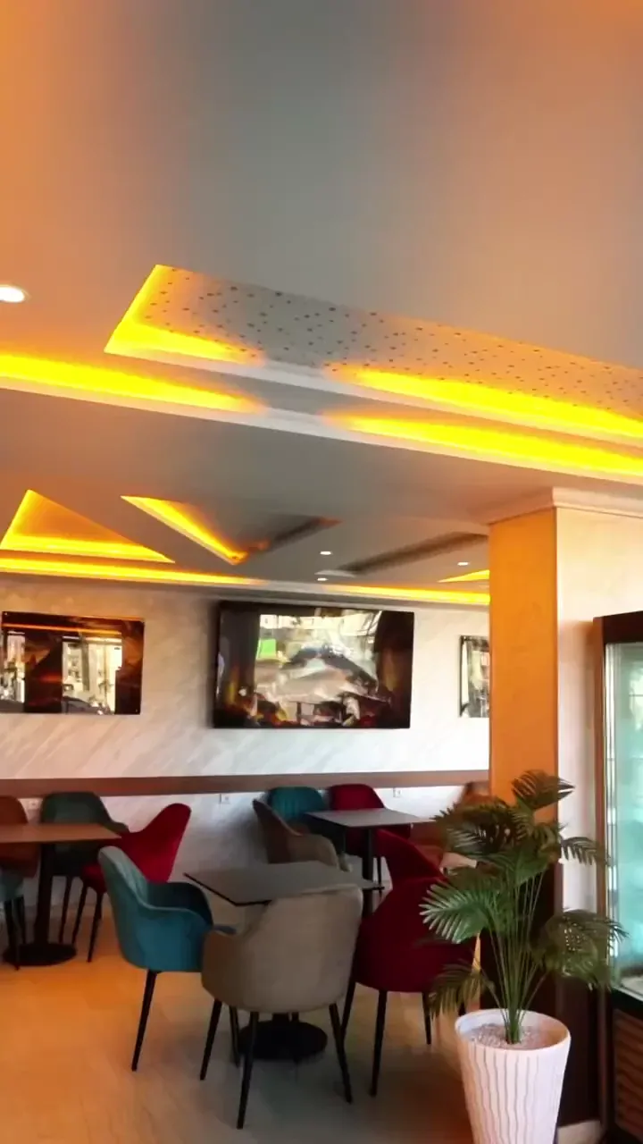 Banquettes colorées dans la salle de Café Ici le Caire
